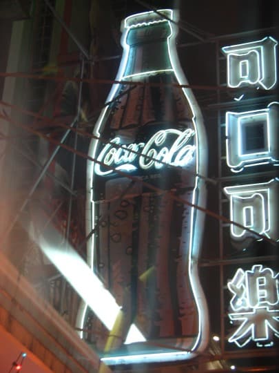 曾安放在新馬路某商業大廈外牆多年的飲品廣告霓虹光管