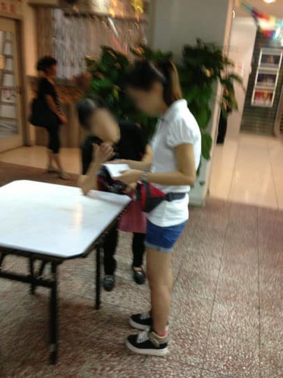 投票日早上，記者發現台山一酒樓外有疑似組頭集體對名單、打電話，一同行中年男子手持大疊五百元現鈔。 