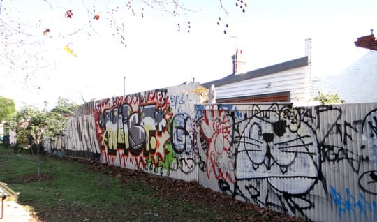 澳洲墨爾本近市中心的住宅彩繪外牆：政策使合法塗鴉成為城市的文化風景