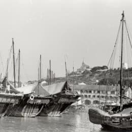 50年代，下環區停泊了不少風帆漁船，顯示了當時漁業的興盛景象。（圖片由歷史檔案館提供）