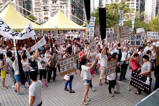 多個團體在十月十日遊行反對輸入外地人作荷官