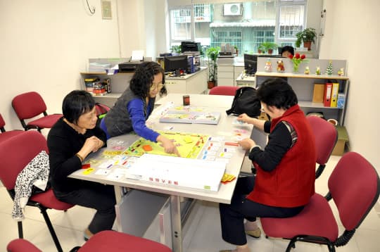 同濟長青會會員正在玩大富翁紙板遊戲。