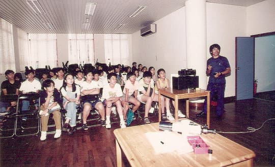 九十年代天文班，站立者為李志輝