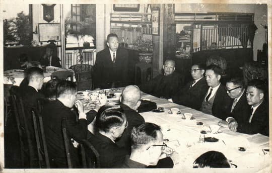 1950年代崔德祺主席主持值理會議。