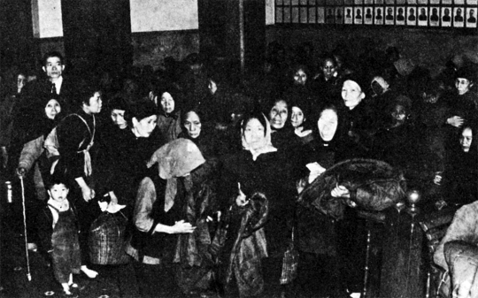 抗戰期間大批貧苦男女獲贈寒衣。