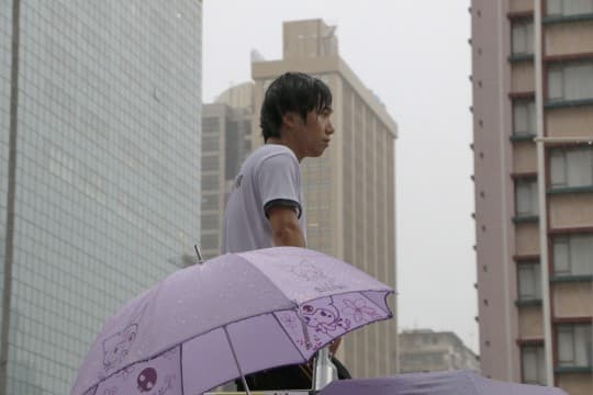 博彩最前線理事長楊晚亭冒雨主持集會。