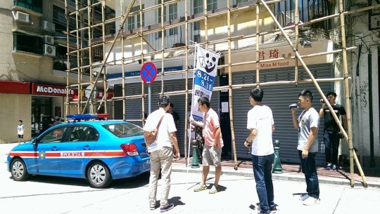 8月24日治安警拘捕風順堂票站工作人員，「民間公投」實體票站運作個多小時後被迫中斷。