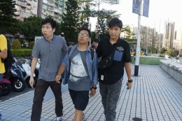 8月29日司警突然拘捕2名《愛瞞傳媒》記者，指其上載的一張圖片涉嫌濫用司警局標誌。