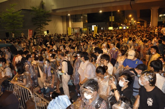 9月26日晚，學生罷課集會，前排與警方對峙的學生，戴眼罩，穿雨衣，以防警方使用胡椒噴霧。