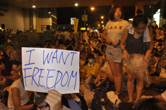 9月26日晚，香港學生與警方對峙的情況。