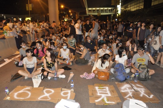 9月26日晚，香港學生與警方對峙，並要求特首梁振英出來與學生對話。