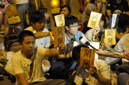 香港中學生罷課，要求人大開閘，重啟政改。