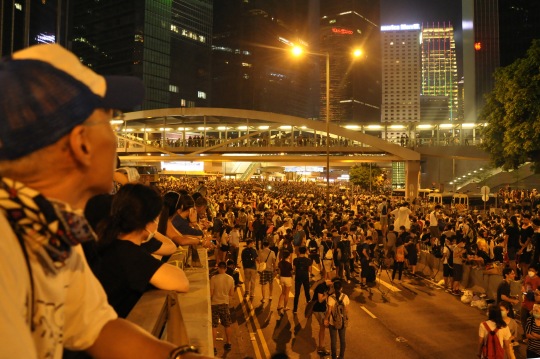 9月29晚，佔領金鐘後方的市民非常關注在前線與警方對峙的學生的安危。
