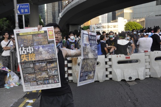 9月30日，有示威者高舉報紙，譴責警用過度使用武力打壓市民。