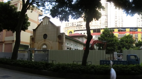 夏剛志設計的望廈聖方濟各堂，是二十世紀初期教堂建築向現代主義建築過渡的一個案例。