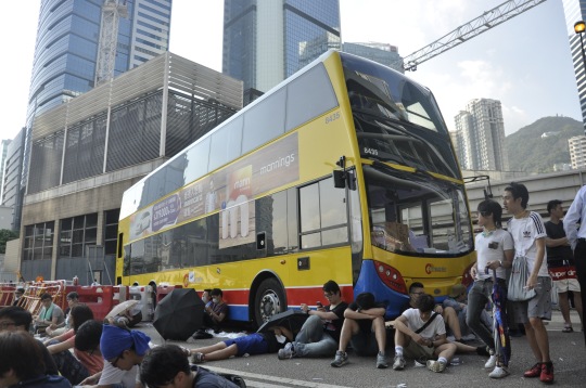 不少參與佔領行動的香港市民都驚嘆港人和平抗爭的素質之高，並沒出現如國外燒巴士等過激行為。不少參與佔領行動的香港市民都驚嘆港人和平抗爭的素質之高，並沒出現如國外燒巴士等過激行為。