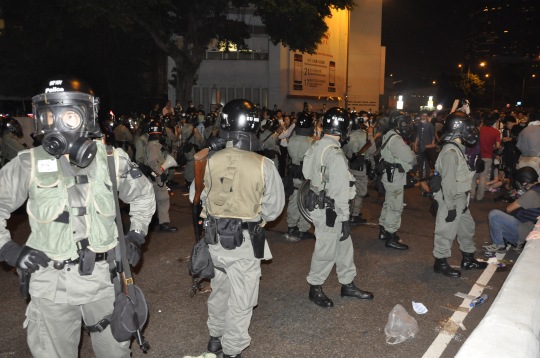 港府出動防暴警察鎮壓參與佔中的市民。