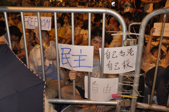 香港學生與警方對峙的情況。