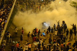 香港防暴警察用催淚彈驅散市民。