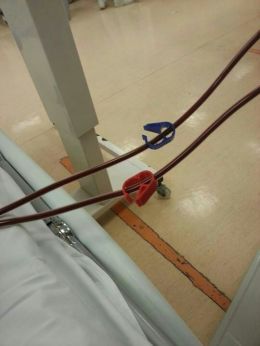 抽血和回血用的兩條膠管紅色為動脈抽血藍色為靜脈回血