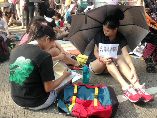 參與雨傘運動的中學生堅持罷課不罷學。