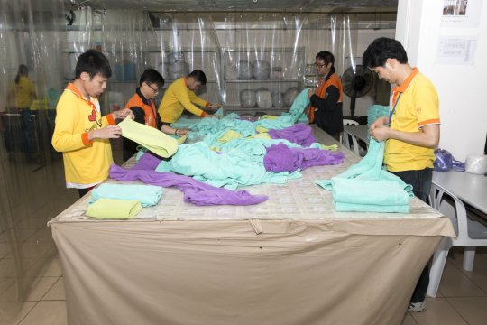 清洗完畢後，職員就會負責摺好毛巾並打包。