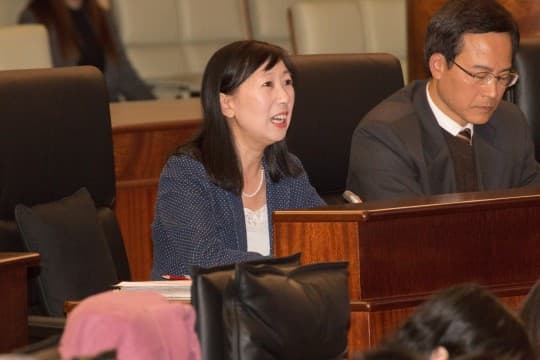 梁葆瑩表示，政府的態度是希望讓受害者自行決定，是否針對如「打一巴」等偶發、輕微的家暴行為提告。