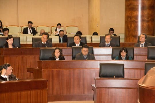 社文司司長譚俊榮及一眾官員列席立法會，引介《家庭暴力防治法》草案。