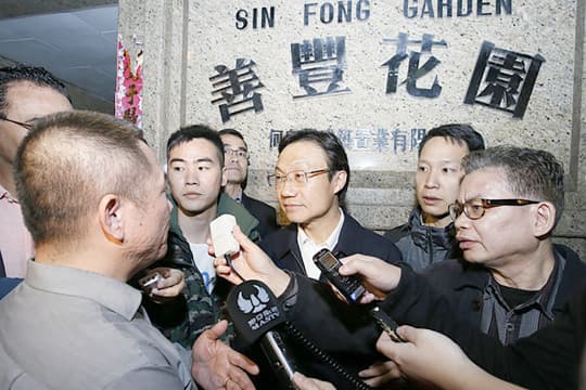 去年三月善豐第一次佔街，時任特首辦主任的譚俊榮到現場「救火」。