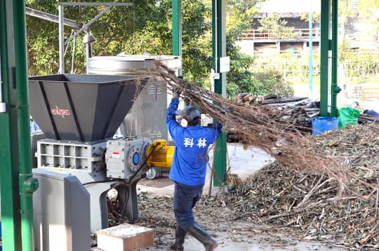 1. 民署將公共綠化回收的樹枝、樹幹或建築用的竹柵分類再放用破碎機切細