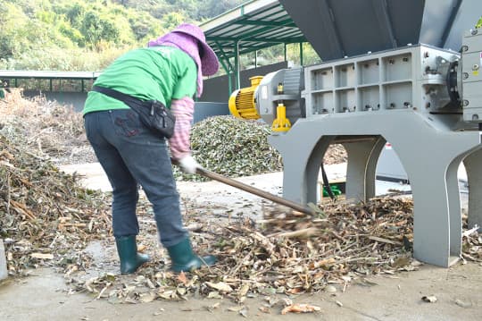 1. 民署將公共綠化回收的樹枝、樹幹或建築用的竹柵分類再放用破碎機切細