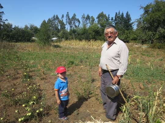 作客土著家中並與他們爺孫一同在田中挖馬鈴薯