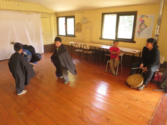 在南美洲土著Mapuche的小學中欣賞學生們的傳統舞蹈