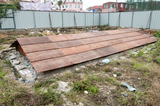 文化局文化財產廳高級技術員趙月紅指，第一階段考古工作的地段已用木板蓋上，防止雨水直接流到遺跡中。