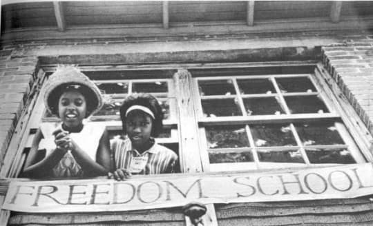 在自由之夏運動中，志工在密西西比成立自由學校(Freedom School)，為黑人提供免費的公民教育。