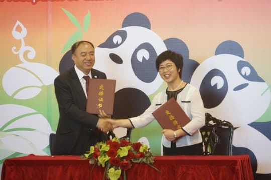 行政法務司司長陳海帆與國家林業局副局長陳鳳學簽署交接證書，意味著一對大熊貓正式落戶本澳