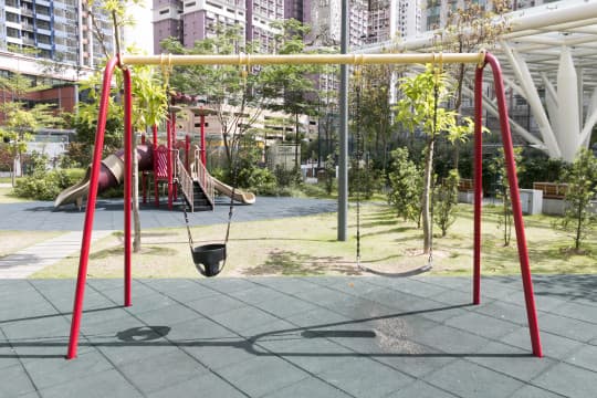 公園開放使用後，市民投訴兒童遊戲區問題多多，鞦韆不合適幼兒使用、馬騮架又太高、安全地墊四角蹺起，凹凸不平，小孩容易絆倒。