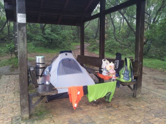 大雨下被迫在涼亭紮營過夜