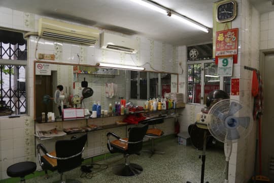 舊式理髮店內保持傳統氣息。