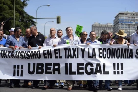 2014年6月，西班牙反對Uber的示威群眾。圖片來源：AAP
