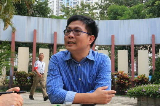 環境衛生及執照部部長馮惠星為傳媒講解澳門殯葬服務的發展現況。