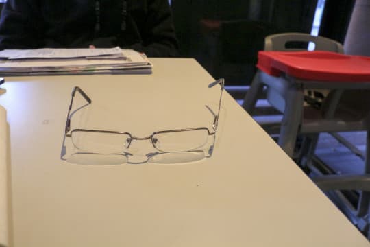 黃先生的眼鏡被冷氣槽蓋撞跌破損