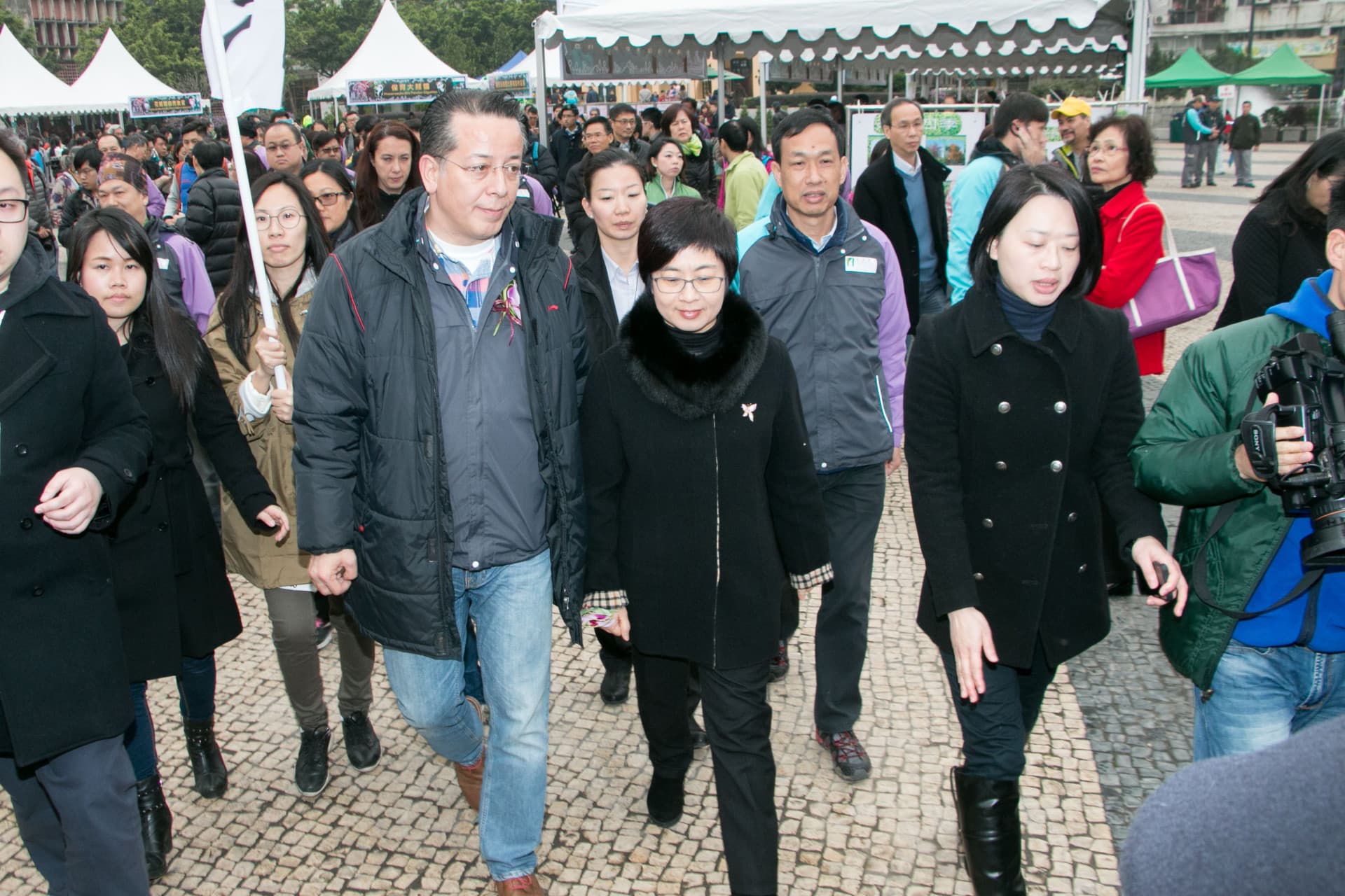 陳海帆視察綠化週活動期間，有「我地．規劃」成員在官員背後舉起「守護路環」的旗幟。