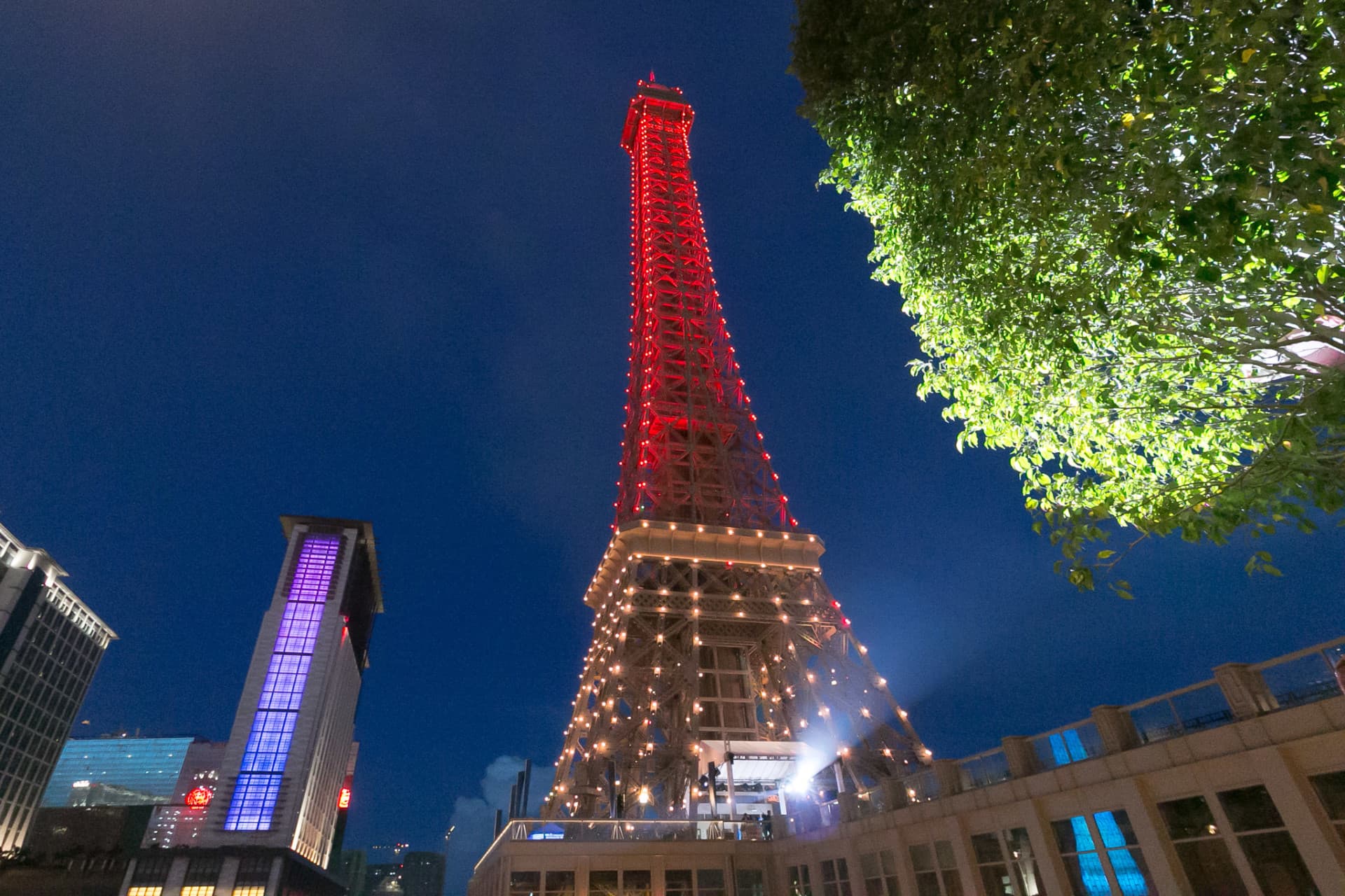 澳門巴黎鐵塔仿照巴黎艾菲爾鐵塔建成，樓高38層。