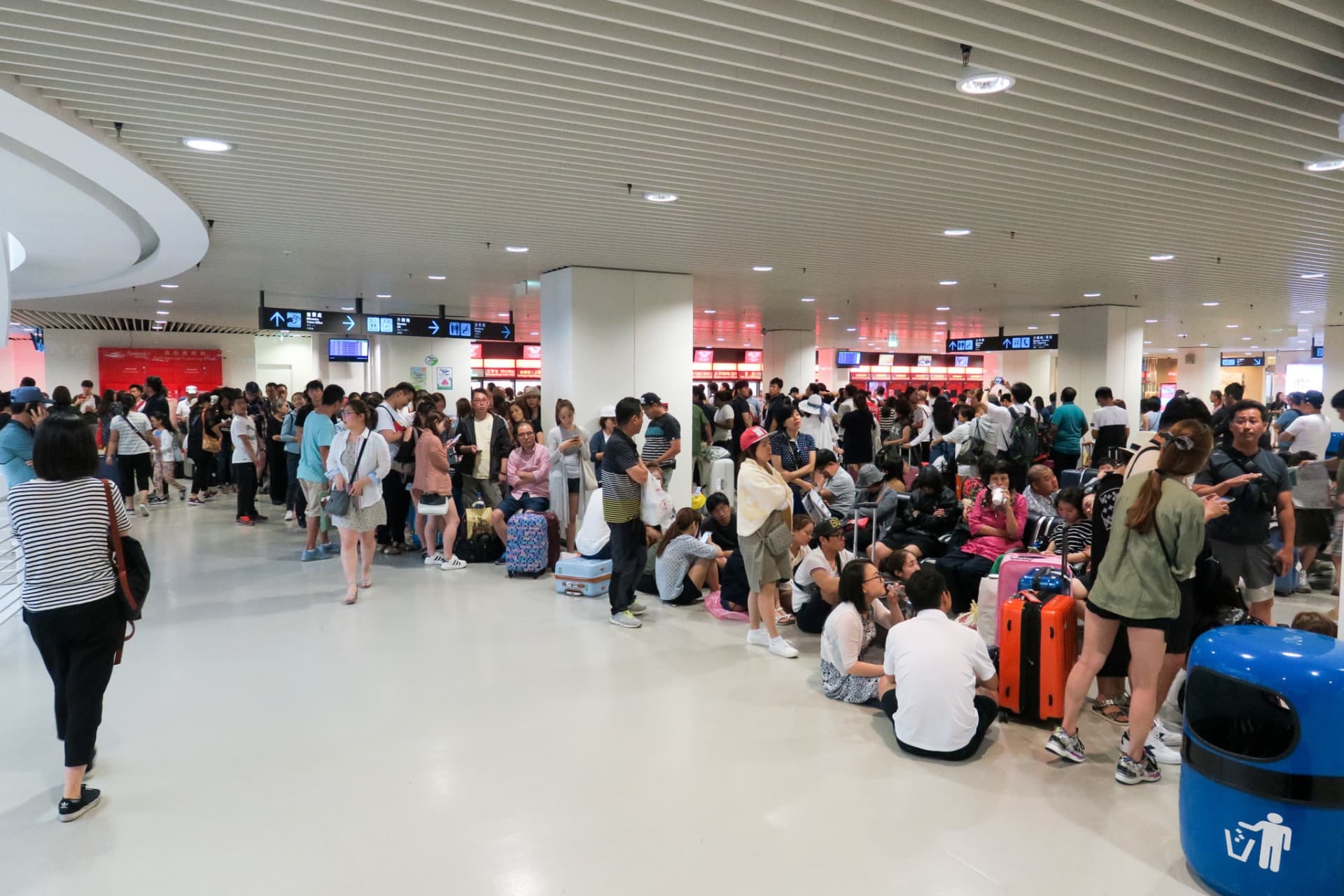 颱風期間，海上交通停航，大批旅客滯留外港碼頭。