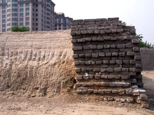 北京內城東城牆南段剖面，可見夯土牆心和外包磚層。此為2005年至2006年整修之後的狀態（摘自維基百科）