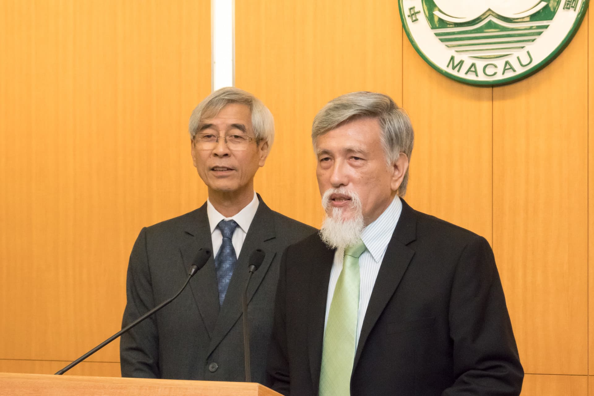 行政會發言人梁慶庭（左）、交通事務局副局長賈靖龍（右）
