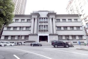 新中央圖書館選址舊法院，建築面積三萬三千平方米，共十一層，文化局表示，暫定以「前四後七」的方式分配樓層。