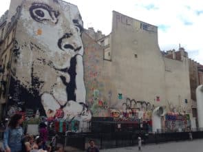 巴黎對街頭藝術相當寬容，圖為龐畢度中心外的大幅塗鴉牆