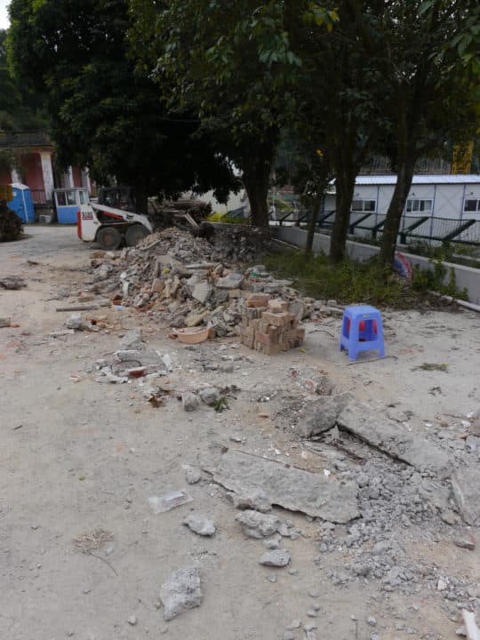 聖母村現場滿地碎石。有九澳居民認為：「即使工程進行中亦不用那麼亂吧。」